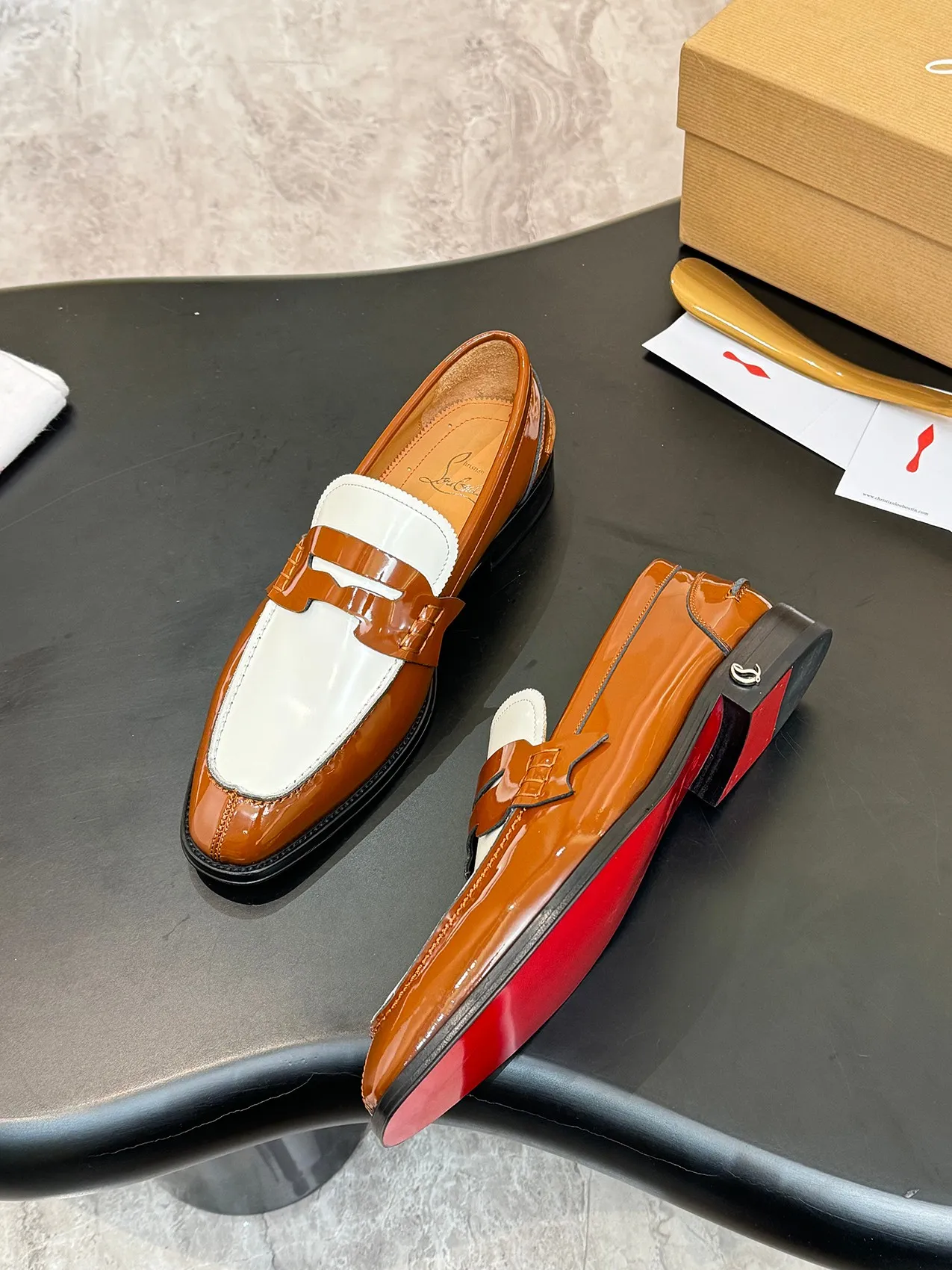 [CL red sole shoes] Top P: 1020💰 Size 39-44 (⚠️38.45.46.47 custom-made, non-returnable and non-exchangeable) 🆑High-end men's business formal leather shoes, original authentic top quality goods ••✅💯 Top original order purchasing agent! Original imported patterned cowhide ➕Imported cowhide lining ➕Cowhide feet ➕Original leather outsole~🉑️Feel free to compare the authentic ones!